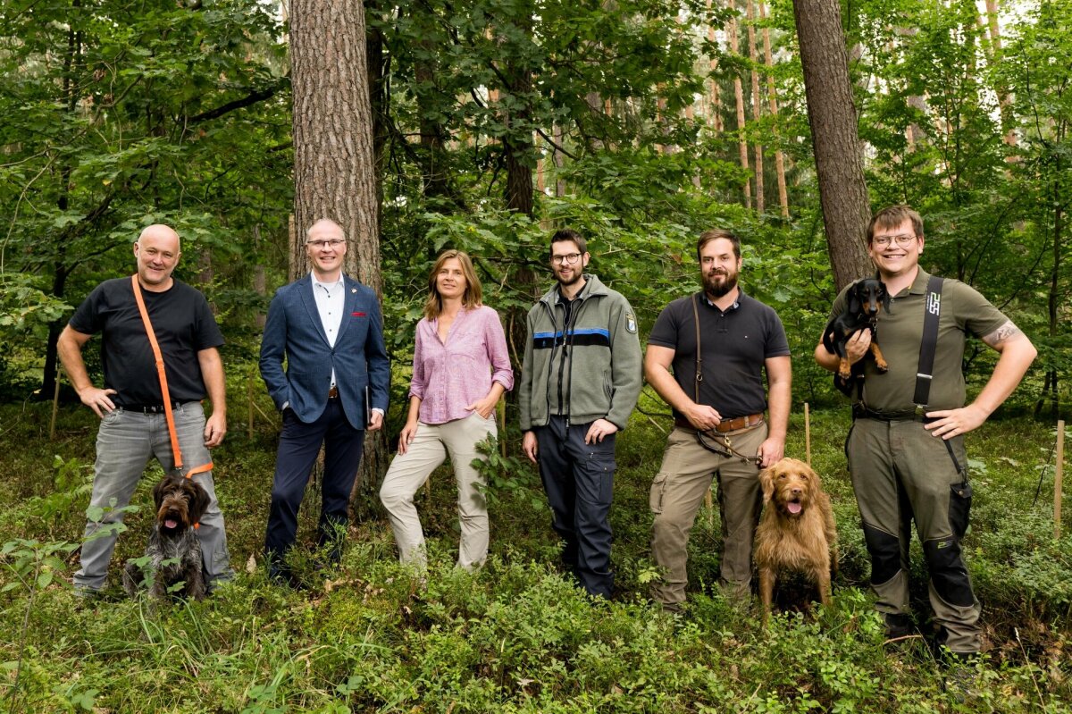 Das Team der Forstbetriebsgemeinschaft Kitzingen mit dem Vertreter des örtlichen AELF (v. l.): Geschäftsführer Dieter Rammensee, 1. Vorstand Dieter Lenzer, Verwaltungskraft Ruth Holfelder, Christopher Traub, Bereichsleiter Forsten am AELF Kitzingen-Würzburg, Forstlicher Mitarbeiter Johannes von Rotenhan, Praktikant Philipp Meyer (Bild Tobias Hase / StMELF) 